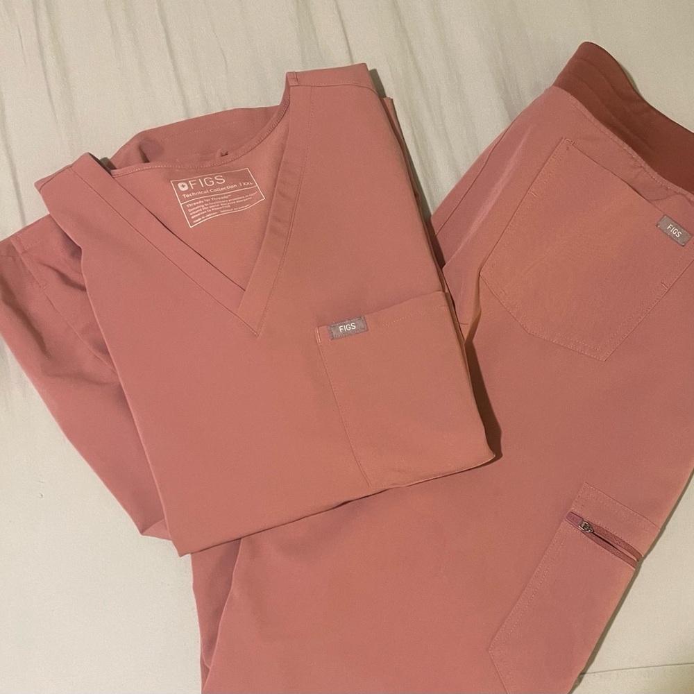 Figs Scrubs! Mauve Color! Dingle pocket top and jogger bottoms.